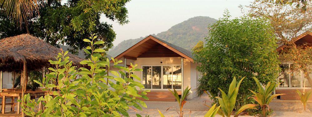 The Place Resort At Tokeh Beach Freetown Exterior photo